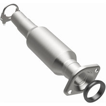 Load image into Gallery viewer, Magnaflow 04-06 Toyota Sienna 3.3L Direct Fit Converter (5592030)