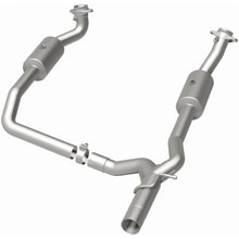 Load image into Gallery viewer, Magnaflow 09-13 Ford E-350 Super Duty V10 6.8 OEM Underbody Direct Fit Catalytic Converter (21-599)