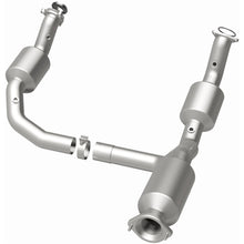 Load image into Gallery viewer, MagnaFlow 2021 Chevrolet Express 2500 4.3L Underbody Direct-Fit Catalytic Converter (280429)